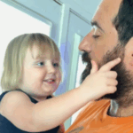 Papai Hakes Barb Off pela primeira vez em 15 anos, a criança está "tão confusa"