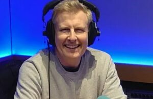 Patrick Kielty explode com piadas quando quebra seu silêncio depois que o choque se dividiu de Cat Deeley e se muda para a casa de ‘divórcio’ quando ele retorna ao seu programa de rádio pela primeira vez Patrick Kietly quebrou seu silêncio ao retornar ao seu BBC Radio 5 Live -Show on pela primeira vez no sábado desde o seu choque dividido de Cat Deeley (Stock Picture)