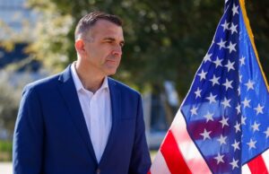 Patrocinador e saudação com o membro da Liga de Mulheres de Liga Liccardo do Congresso Patrocinador e saudação com o membro da Liga de Mulheres de Liga Liccardo do Congresso