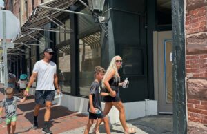 Paula Deen fecha abruptamente o restaurante que a lançou para o status de chef de celebridade Paula Deen fecha abruptamente o restaurante que a lançou para o status de chef de celebridade