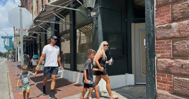 Paula Deen fecha abruptamente o restaurante que a lançou para o status de chef de celebridade

