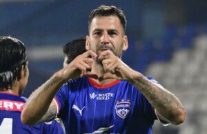 Peças do Bengaluru FC com o atacante espanhol Edgar Mendes Peças do Bengaluru FC com o atacante espanhol Edgar Mendes