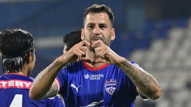 Peças do Bengaluru FC com o atacante espanhol Edgar Mendes

