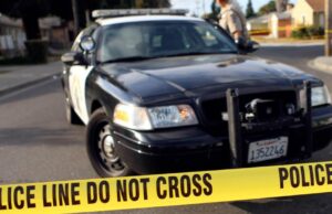 Pedestres que são atingidos fatalmente por dois veículos na East Bay Highway Pedestres que são atingidos fatalmente por dois veículos na East Bay Highway