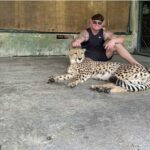 'Ibiza Final Boss' Jack Kay postou uma foto de si mesmo com um chita no Tiger Kingdom Phuket