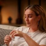 Perrie Edwards revelou que havia escapado de um 'relacionamento tóxico' com Zayn, o que a deixou sentindo que não queria que alguém a conhecesse antes de conhecer seu noivo Alex Oxlade Chamberlain.