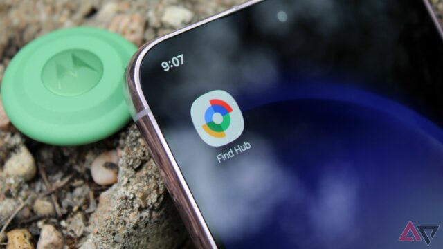 Um homem com um Pixel 10 Pronstone Pro e usa um relógio de pixels combinando 4.