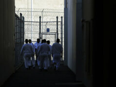 ICE supostamente fecha instalação atormentada por alegações de homicídio O mural de uma águia careca e a bandeira dos EUA é mostrada no preço da mídia de Nullam e Alfândega do Centro de Perfense, segunda -feira, 16 de julho de 2019 / Ted S. Warren)