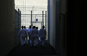 Pessoas sob custódia do gelo dos restos longos para a deportação O mural de uma águia careca e a bandeira dos EUA é mostrada no preço da mídia de Nullam e Alfândega do Centro de Perfense, segunda -feira, 16 de julho de 2019 / Ted S. Warren)