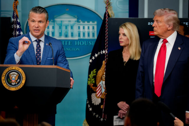 Pete Hegseth responde às alegações de que ele e Trump Govery "Lei Marcial"


