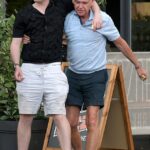 Phillip Schofield parecia pior para o desgaste depois de aproveitar o almoço com um companheiro masculino que ele colocou em uma tela aconchegante em Londres no sábado
