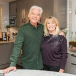 Quando ele 'saiu' como gay em 2020, Phillip Schofield disse que estava confiando no amor contínuo de sua esposa Steph (na foto juntos em 2019)