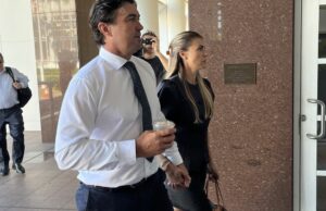 Pilot diz Matt Wright disposto a voar horas manipuladas, tribunal para A estrela do Outback Wrangler, Matt Wright, chega à Suprema Corte.