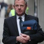 O ex-aviador Andy Hill, 60, (Figura 2019) desafiou a decisão da Autoridade de Aviação Civil de revogar suas licenças de piloto do Tribunal Superior