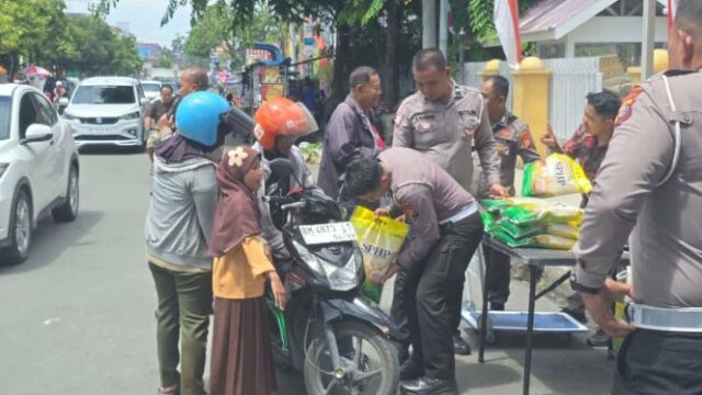 Polícia Regional de Ditlantas Riau Distribua 2 Carregar Arroz através de Movimento de Alimentos Baratos 

