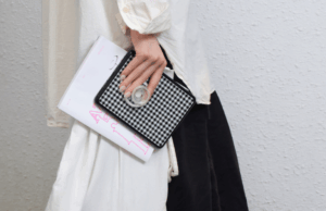 Popsockets acaba de lançar seu primeiro estojo do Kindle. Uma caixa de popsockets com uma estante de estante