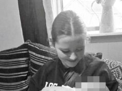 Por que Casey-Louise morreu? Fotos de uma menina de 13 anos embalando sua irmã infantil são de partir o coração. O mistério em torno de suas horas finais ainda não está claro. Uma adolescente presa por ‘seu assassinato e estupro’ foi libertada. Casey-Louise Horrocks retratando embalando sua irmãzinha, Mia