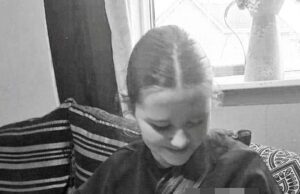 Por que Casey-Louise morreu? Fotos de uma menina de 13 anos embalando sua irmã infantil são de partir o coração. O mistério em torno de suas horas finais ainda não está claro. Uma adolescente presa por ‘seu assassinato e estupro’ foi libertada. Casey-Louise Horrocks retratando embalando sua irmãzinha, Mia