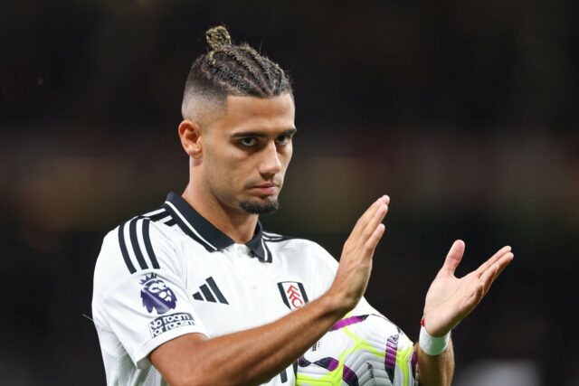 Andreas Pereira, do Fulham, segura a bola em Old Trafford.