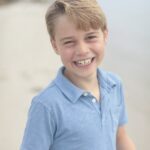 Príncipe George, 12, (foto) aparentemente pensou algo do menu enquanto ia para Zakynthos com sua família no mês passado