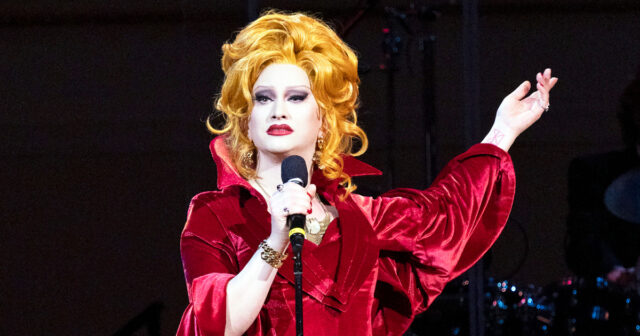 Jinkx Monzón e o elenco de 
