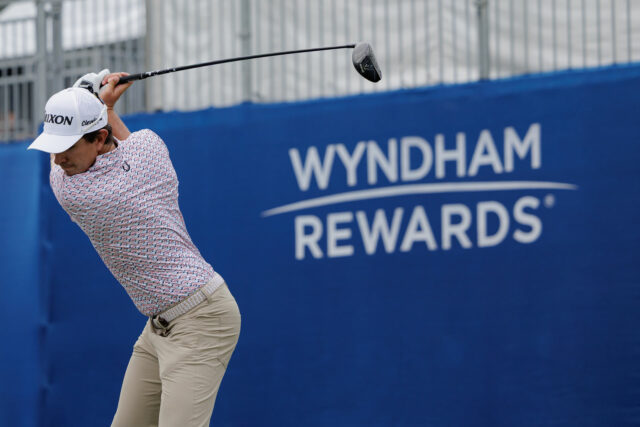 Por que o jogo foi suspenso no Wyndham Championship 2025, 2ª rodada?

