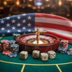 Uma fotografia de uma bandeira americana envolveu uma mesa de pôquer de feltro verde escuro. Espalhados pela mesa estão pilhas de chips de poker vermelho, branco e azul ao lado de vários dados de marfim, exibindo os números cinco e três. Uma única roda de roleta com aro de ouro fica um pouco fora do centro, iluminado por um holofote focado, lançando longas sombras na mesa. O fundo é um lounge de cassino suavemente embaçado e pouco iluminado, enfatizando a cena focada.
