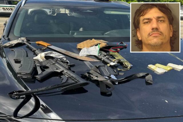 Michael Jeffrey Rodrigues foi encontrado com AR-15 carregado, revistas e outras armas fora do aeroporto internacional de Palm Beach.