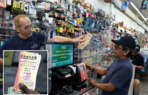 Powerball Pote sobe para US $ 950m- o sexto maior no fundo do videogame- enquanto o feitiço seco se aproxima de 3 meses Um trabalhador da loja de Miami entrega os ingressos para um cliente em 26 de agosto de 2025.