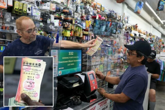 Um trabalhador da loja de Miami entrega os ingressos para um cliente em 26 de agosto de 2025.