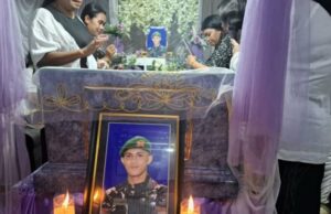 Trágico, a perseguição de Prada Lucky ocorreu durante a promoção de soldados do Exército Prada Lucky, que foi morto pelo Élder perseguido, foi enterrado, essa era a esperança de seu pai!