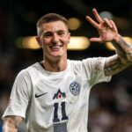 O ex -atacante do RB Leipzig Benjamin Sesko reconhece os fãs do Manchester United antes da partida amigável entre o Manchester United e o Old Trafford Fiorentina em 2025 em Manchester, Inglaterra.