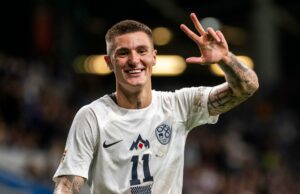 “Presente de Deus” … a estrela da Eslovênia que tocou em Ruben Amonim faz uma “declaração ousada” sobre Benjamin Sessco no Man Utd Price O ex -atacante do RB Leipzig Benjamin Sesko reconhece os fãs do Manchester United antes da partida amigável entre o Manchester United e o Old Trafford Fiorentina em 2025 em Manchester, Inglaterra.