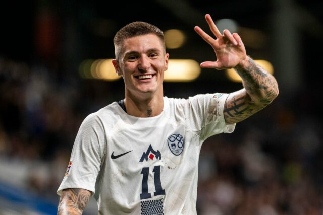 O ex -atacante do RB Leipzig Benjamin Sesko reconhece os fãs do Manchester United antes da partida amigável entre o Manchester United e o Old Trafford Fiorentina em 2025 em Manchester, Inglaterra.