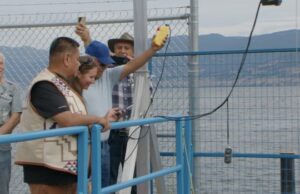 Primeira vez em mais de um século, o Lago Okanagan é capaz de receber o Sockeye Salmon. Uma foto de uma barragem com água transbordando.