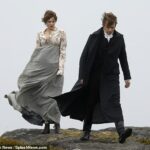 Emma Corin e a co-estrela Jack Lowden foram vistas filmando a série New Pride & Prejudice em Derbyshire na terça-feira