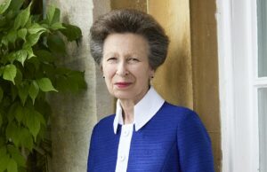 Princesa Anne parece Royal em uma nova foto divulgada para seu 75º aniversário A fotografia lançada para destacar o aniversário de 75 da princesa Royal - a princesa Anne usa um vestido azul e branco enquanto encostado em uma janela em sua residência particular, Gatcombe Park