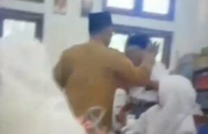 Professores secundários virais em Pamekasan Tampo Student na aula Professores secundários virais em Pamekasan Tampo Student na aula