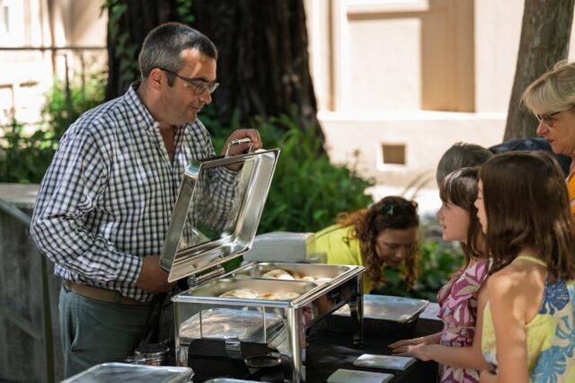 Em 8 de agosto de 2025, os funcionários do Andy's Cafe prepararão e celebrarão os graduados da incubação e da comissária centrada na comunidade Laboratório de Prosperity em 8 de agosto de 2025. (Grupo Devan Patel/Bay Area News)