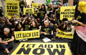 Protesto de Chuck Schumer: As autoridades democratas são presas no escritório do senador Protesto de Chuck Schumer: As autoridades democratas são presas no escritório do senador