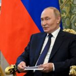 O presidente russo Vladimir Putin conhece o rei Sultan Ibrahim da Malásia no Kremlin em Moscou, Rússia, em 6 de agosto
