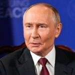 Putin parece estar visivelmente zangado quando os repórteres lutam contra ele e Trump com perguntas