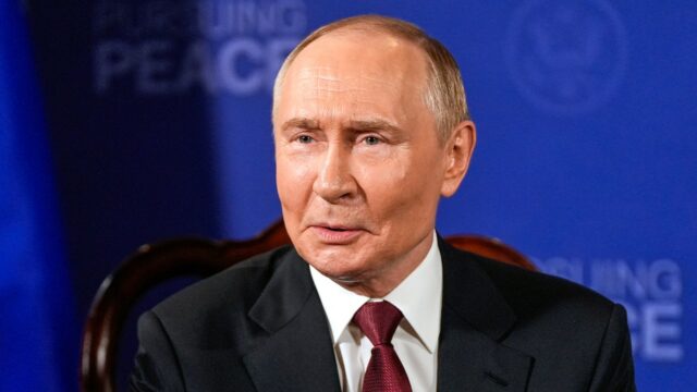 Putin parece estar visivelmente zangado quando os repórteres lutam contra ele e Trump com perguntas

