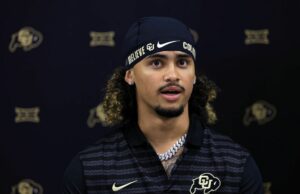 QB Julian Lewis, um estudante de primeiro ano de Deion Sanders, mostra o poder do braço maluco com profunda transição na prática do outono do Colorado March Madness Logo