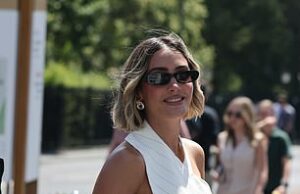 Quais são todos os sábados demitidos? Os fãs convenceram que Rochelle Hume e Frankie Bridge caíram depois de ‘Wimbledon Snubb’ e post enigmático dizendo ‘você está morto por mim’ Dizem que Frankie Bridge (à esquerda) e Rochelle Humes estão incorporados em uma briga secreta após os relatos de que eles