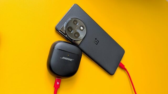 Um armário de fones de ouvido carregando sem fio em cima de um telefone
