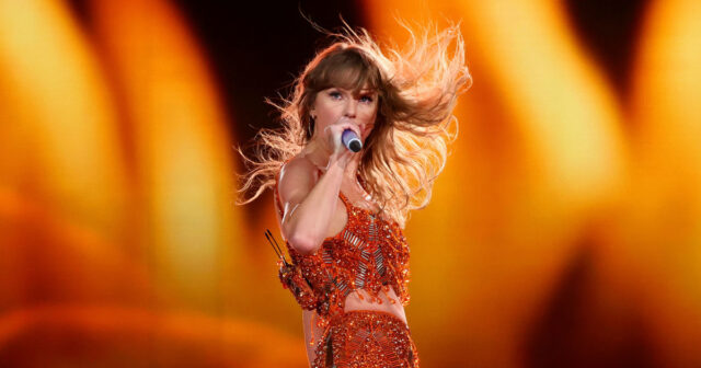 Taylor Swift atua no Melbourne Cricket Ground em 16 de fevereiro de 2024 em Melbourne, Austrália. 