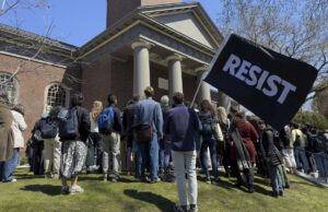 Quanto tempo Harvard pode sustentar o Trump? Arquivo - 13 de novembro de 2008 Foto de arquivo mostra a Universidade do Campus de Harvard em Cambridge, Massachusetts. (AP Photo / Lisa Polis, arquivo)