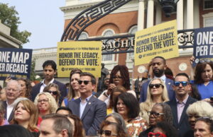 Quanto tempo os democratas do Texas podem combater o equipamento de mapa do Partido Republicano? O governador do Texas, Greg Abbott, conversando através de uma discussão na mesa redonda com o presidente Donald Trump, os socorristas e a polícia local à montanha da juventude The Center em Kerrid, Texas, em uma turnê I.lyn 11 Martin)