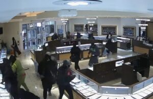 Quatro adolescentes, no valor de 1,7 milhão Quatro adolescentes, no valor de 1,7 milhão